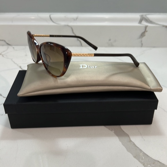 Brand new Christian Dior Havana sunglasses. Never worn. - Picture 3 of 7